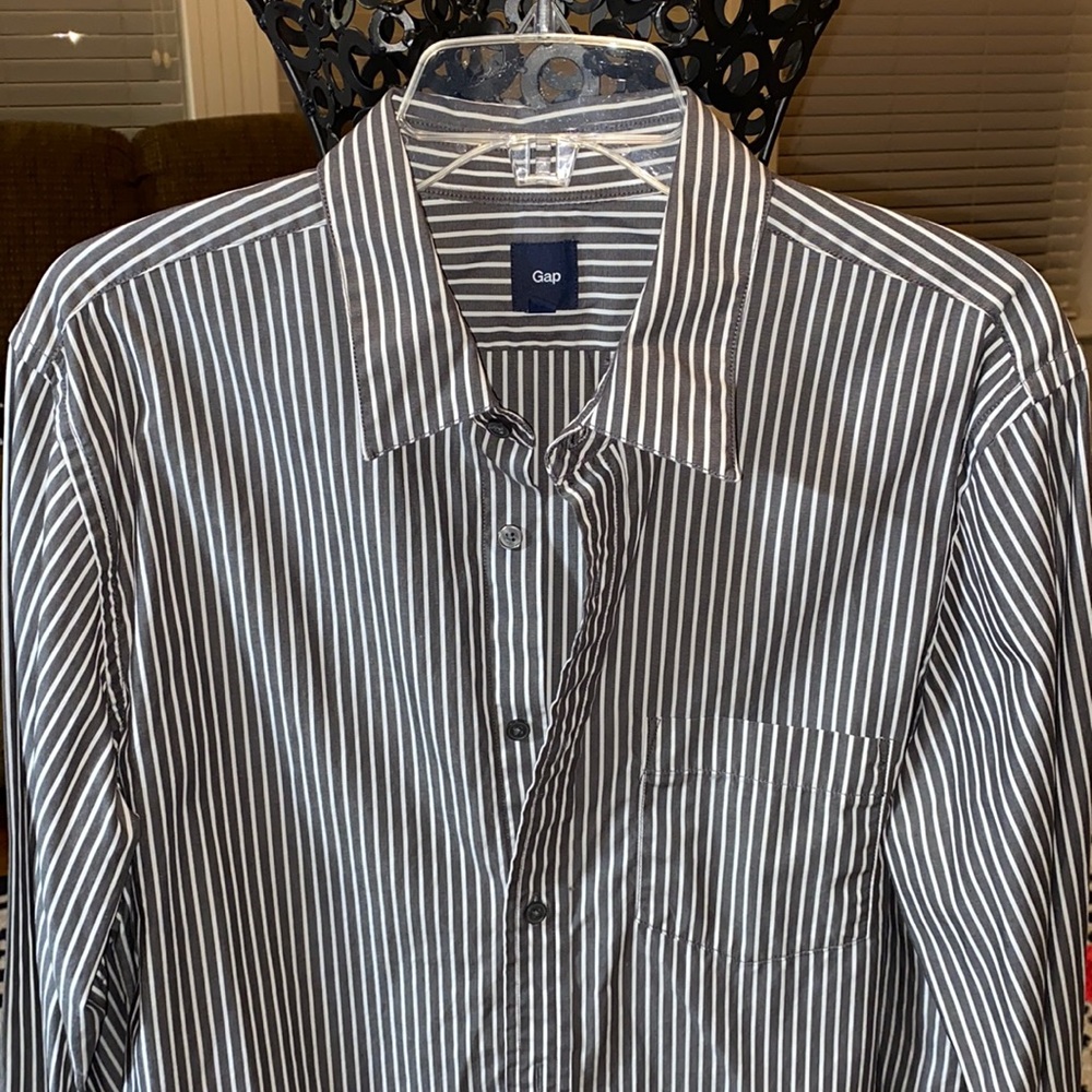 Gap men’s dark grey/black with white stripes button down shirt Large